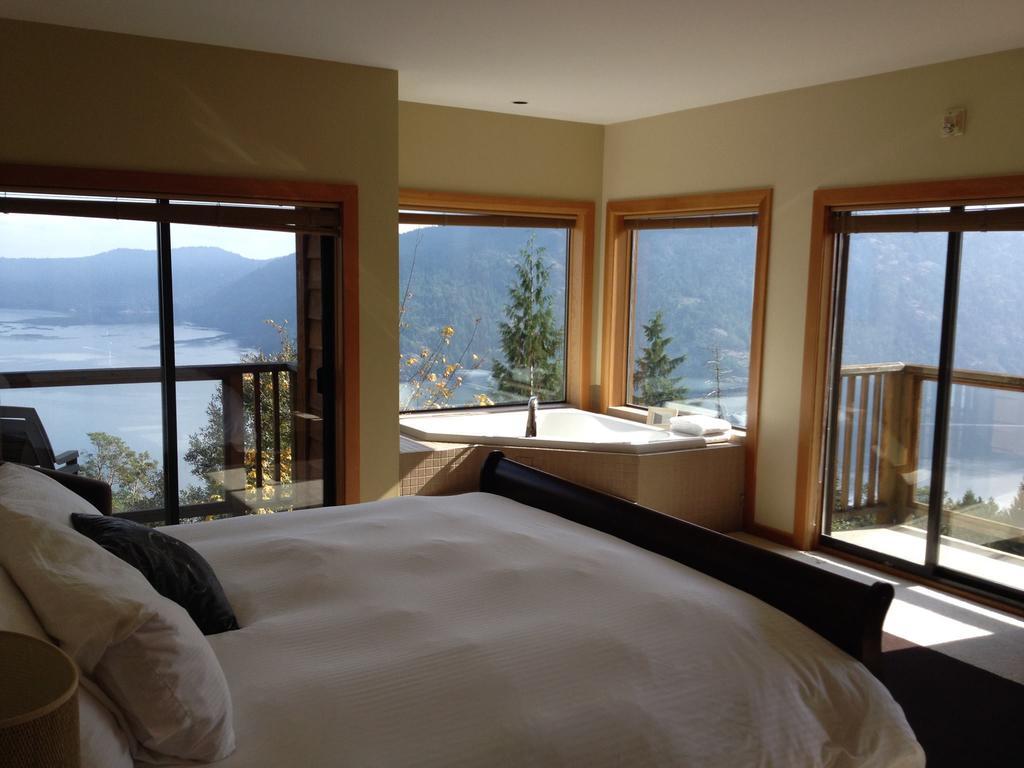Moon Water Lodge Malahat Room photo