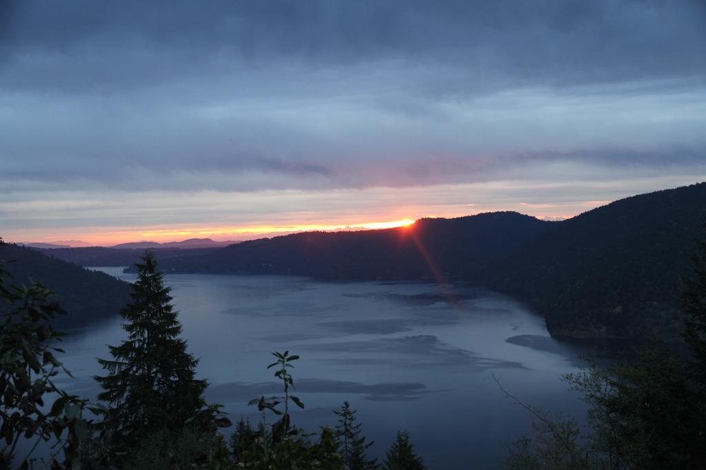 Moon Water Lodge Malahat Exterior photo