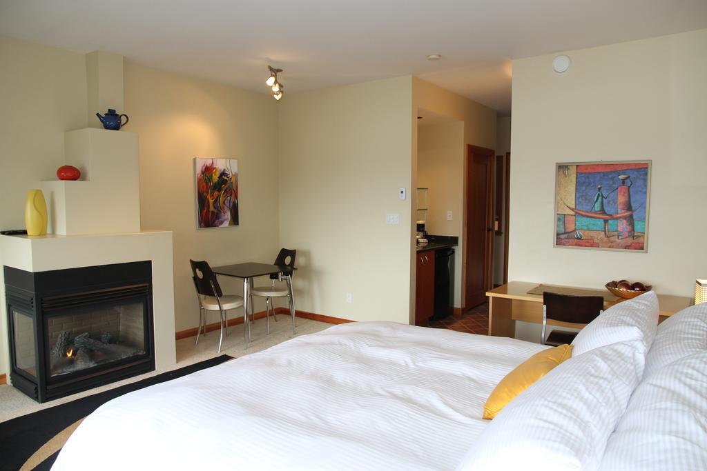 Moon Water Lodge Malahat Room photo