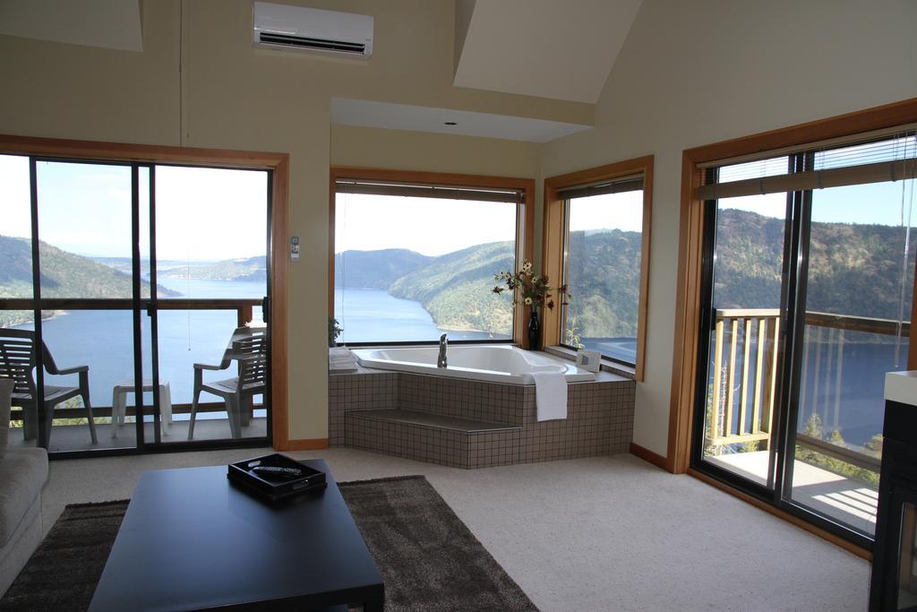 Moon Water Lodge Malahat Room photo