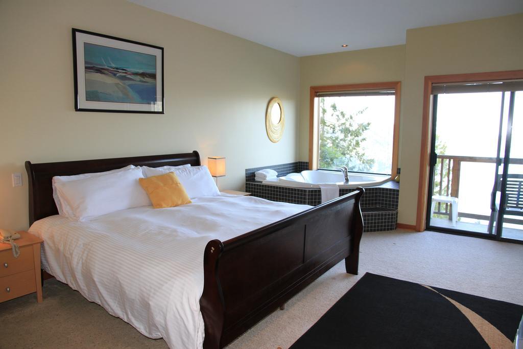 Moon Water Lodge Malahat Room photo
