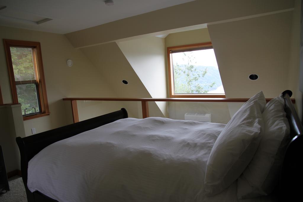 Moon Water Lodge Malahat Exterior photo
