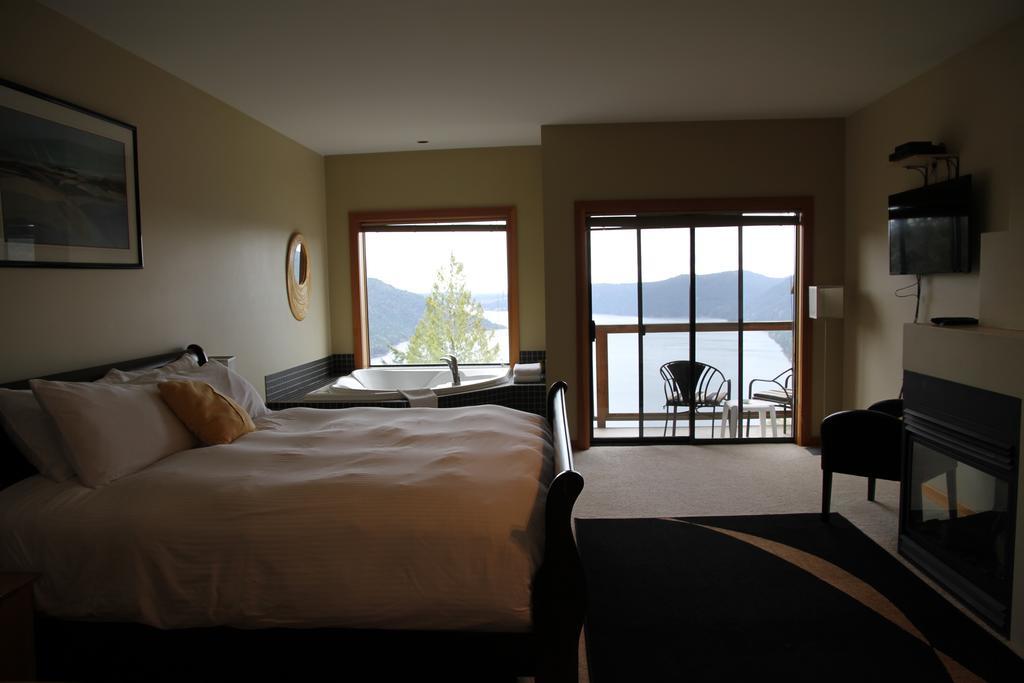 Moon Water Lodge Malahat Exterior photo