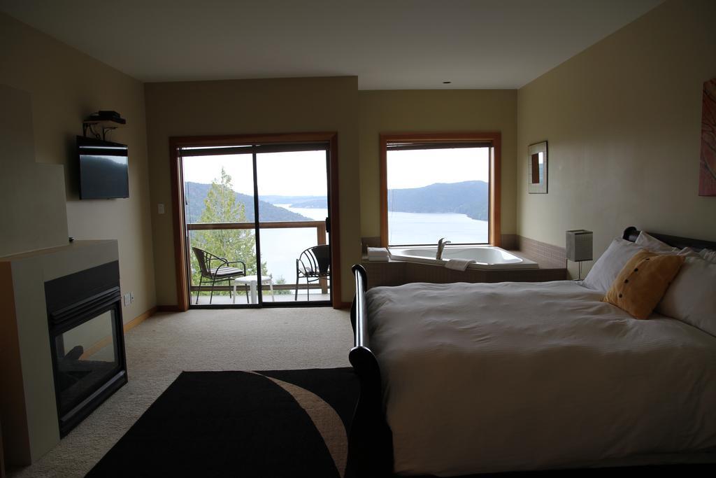 Moon Water Lodge Malahat Exterior photo