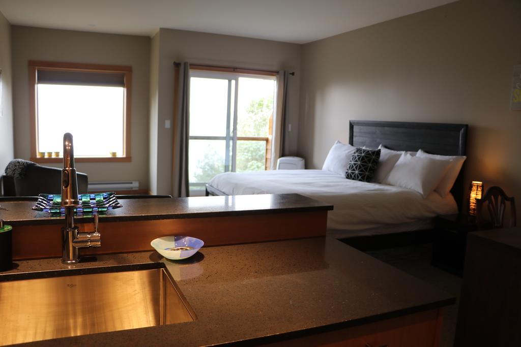 Moon Water Lodge Malahat Exterior photo